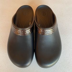 CROCS Sloane Hammered Clog/Black With Hammered Detail Band/W 9